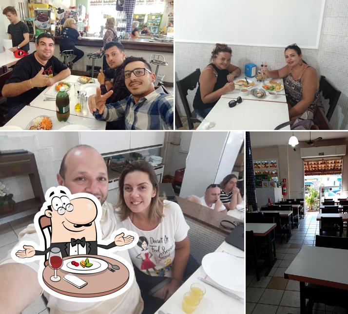 Entre diversos coisas, mesa de jantar e comida podem ser encontrados no Restaurante Pio XII