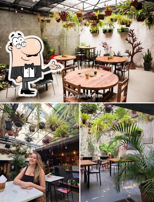 Sente em uma das mesas no No Quintal com Chefs