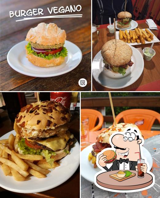 Peça um dos hambúrgueres disponíveis no Desembarga Bar - Trindade - Florianópolis