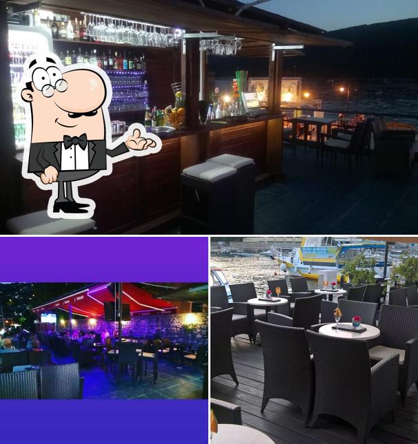 Siediti a un tavolo di Cocktail bar renommée