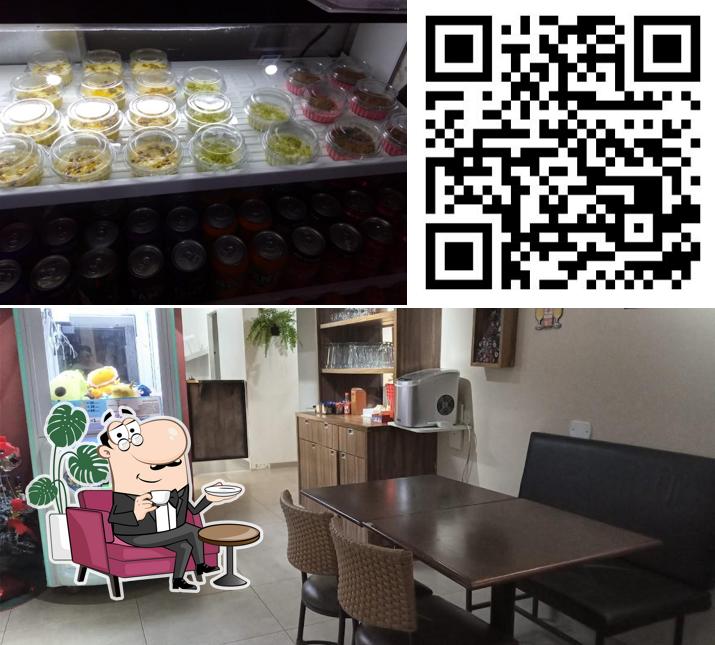 Sente em uma das mesas no Leandro Lanches