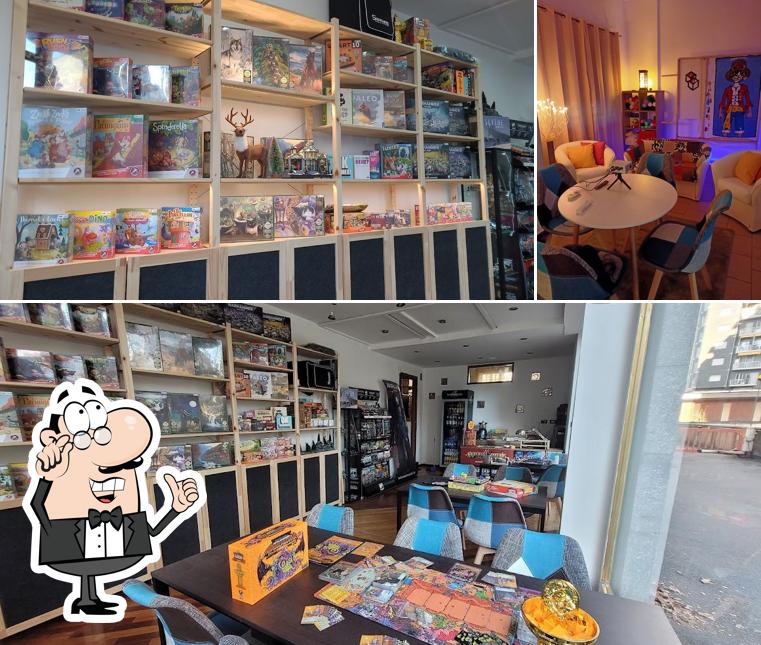 Guarda la immagine che raffigura la interni e cibo di Clever Boardgame cafe