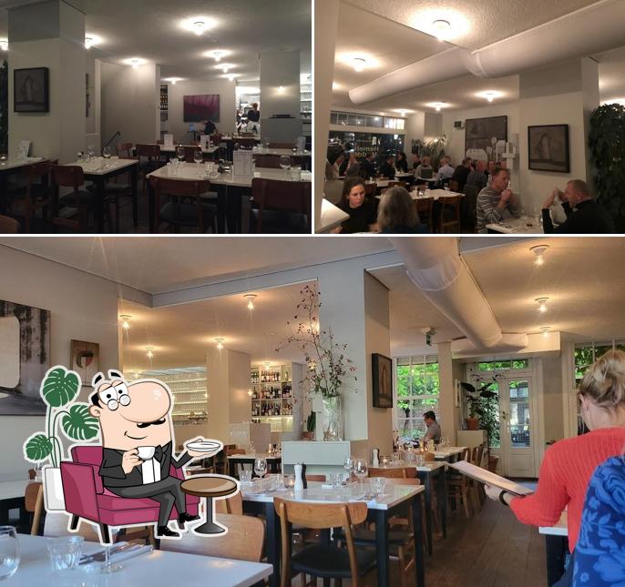 Installez-vous à l'une des tables de Hemelse Modder