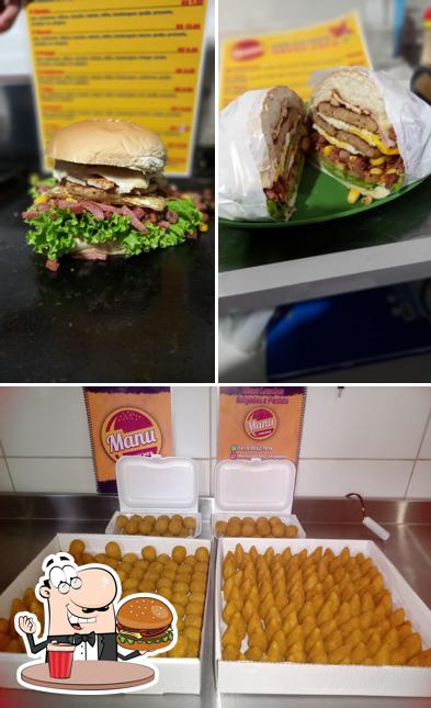 Delicie-se com um hambúrguer no Manu lanches salgados e pastéis