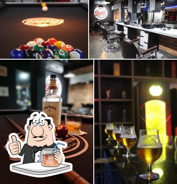 Confira a imagem ilustrando bebida e interior no BETEL BARBER SHOP - BARBEARIA E CHOPERIA