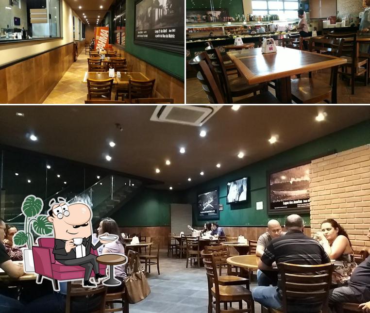 Sente em uma das mesas no Padaria Belas Artes Embu