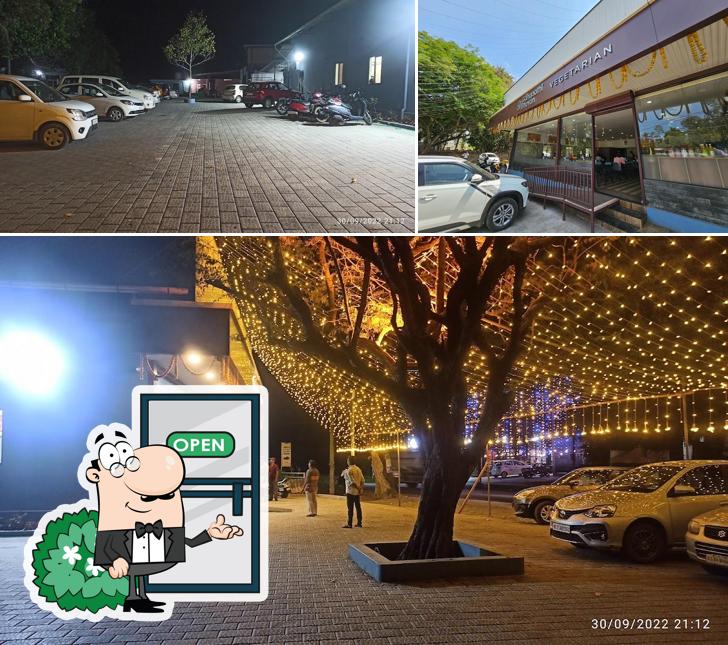 You can get some fresh air at the outside area of SHANTHAR VEGETARIAN RESTAURANT