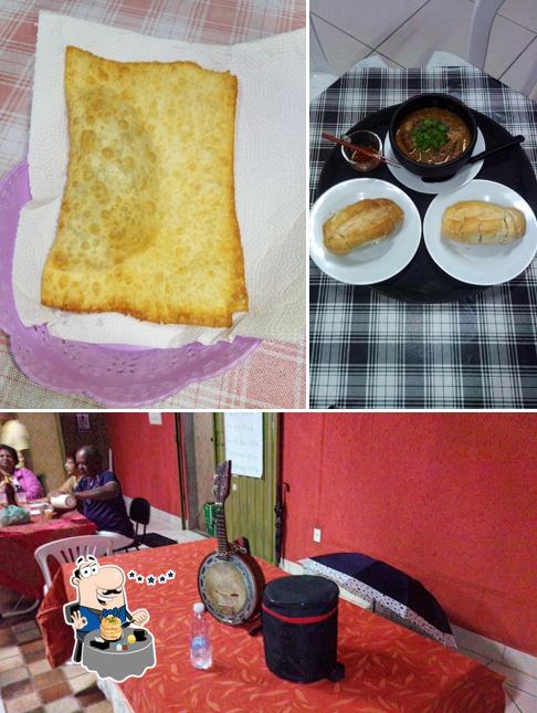 Confira a imagem ilustrando comida e interior no Clube da Esquina Recepções e Eventos - Espaço Bar