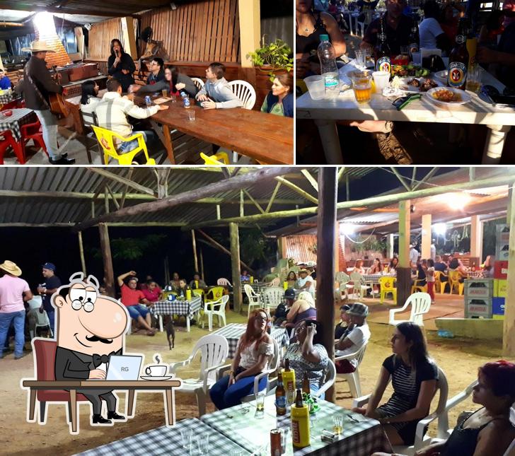 A interior e balcão de bar do restaurante