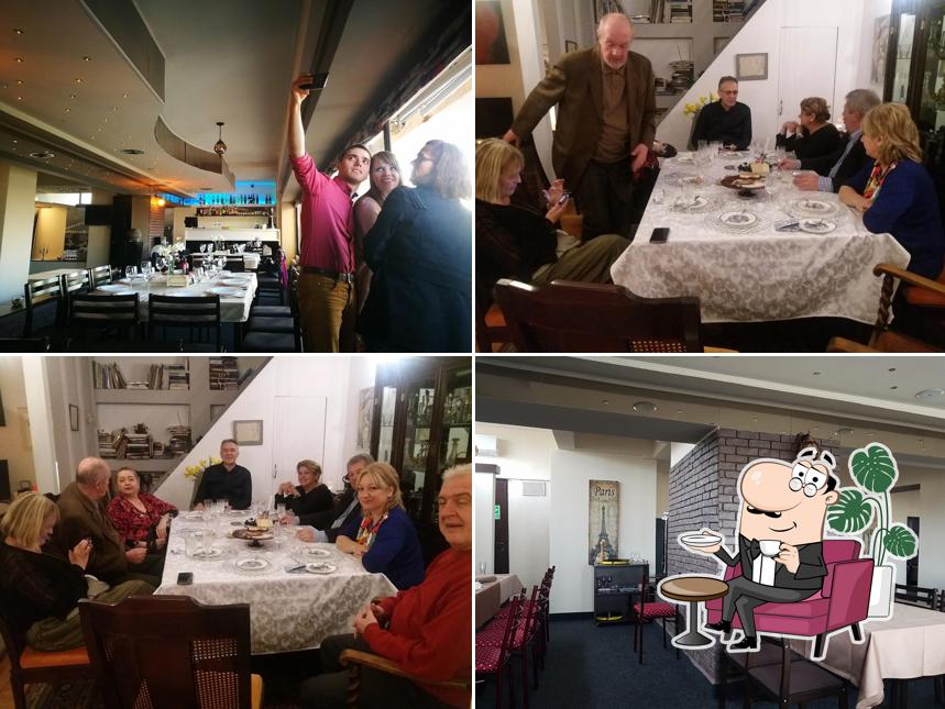 Installez-vous à l'une des tables de Vu's Rooftop Restaurant