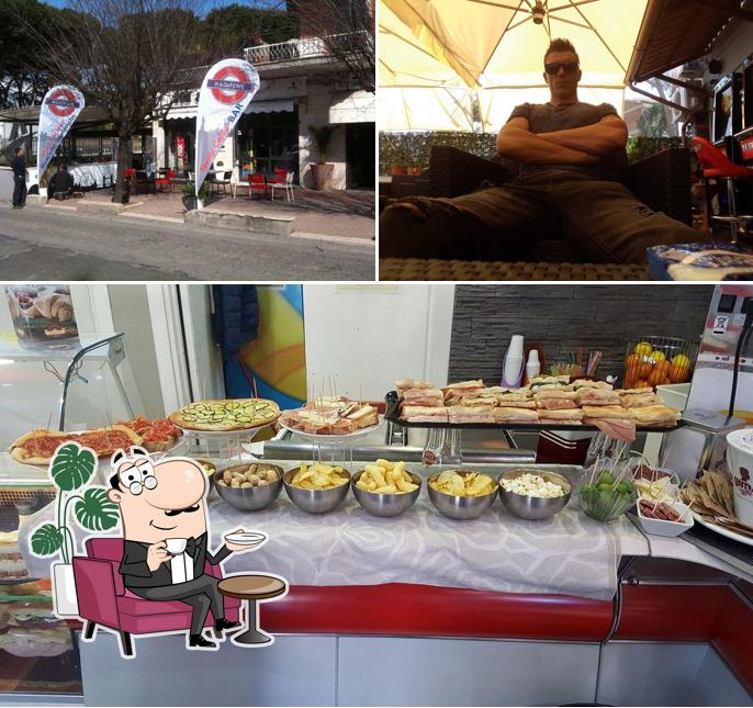 Siediti a un tavolo di In & Out Café