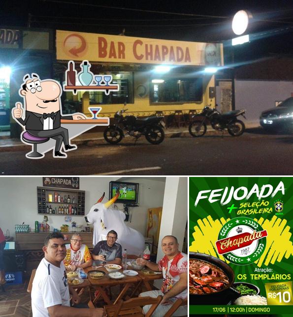 Esta é a foto apresentando interior e comida no Chapada Bar