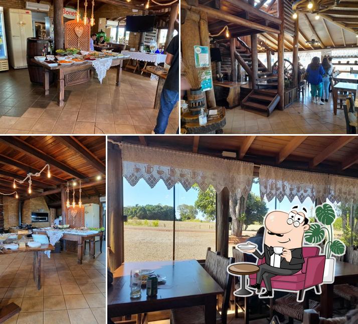 Sente em uma das mesas no Bonetti