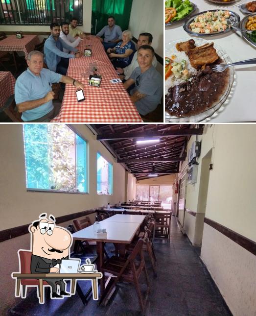 Sente em uma das mesas no Bar do Romeu