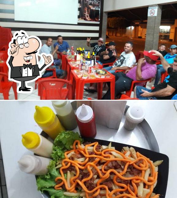 Sente em uma das mesas no Sorveteria e Lanchonete Disney