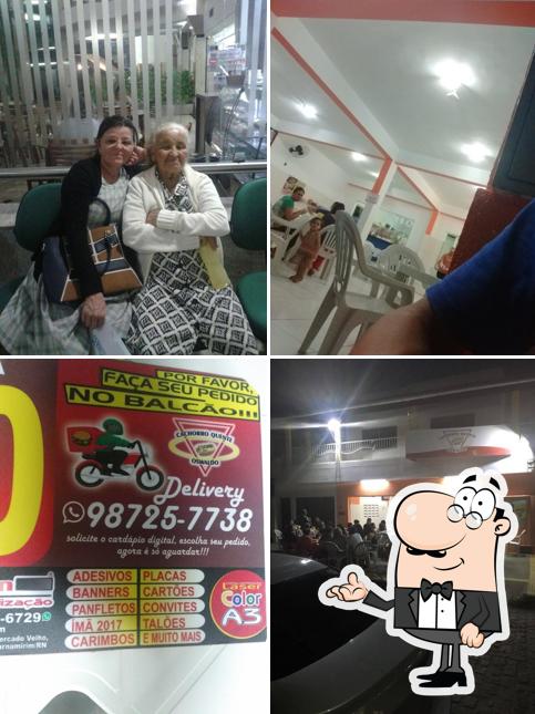 Sente em uma das mesas no Cachorro Quente Do Oswaldo