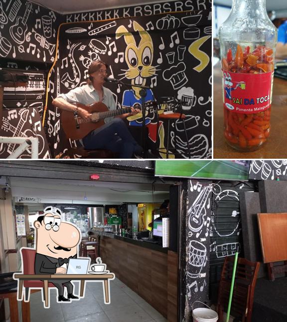 O interior do Sai da Toca Grill e Cervejaria