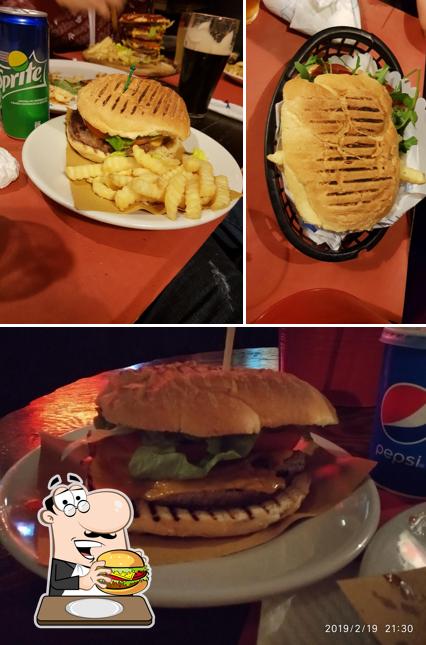 Gustati uno dei tipi di hamburger proposti a Shamrock Pub Caltagirone