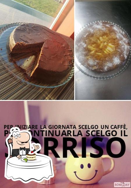 Divino caffè rimini serve un'ampia selezione di dolci