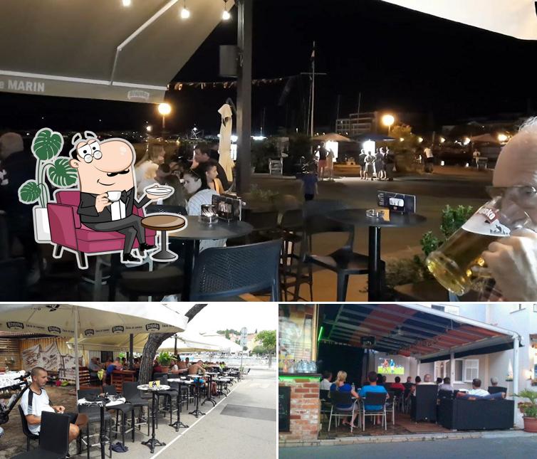 Gli interni di Cafe & Cocktail Bar Marin