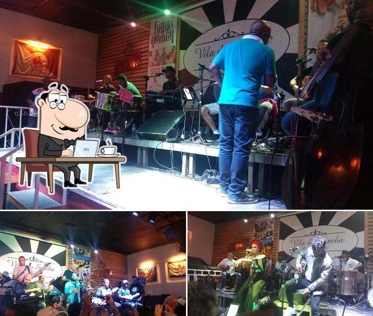 Sente em uma das mesas no Vila do Samba