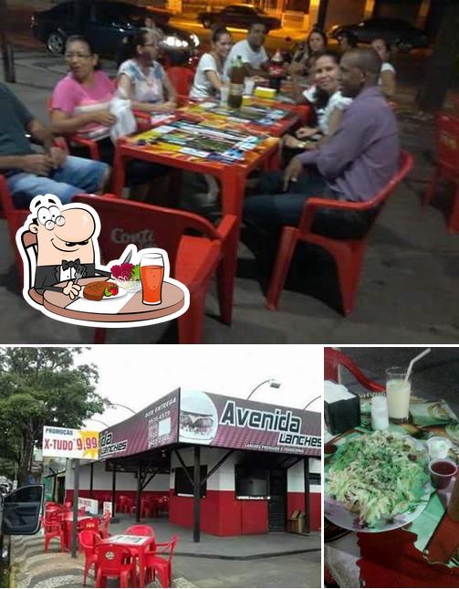 O Avenida Lanches se destaca pelo mesa de jantar e interior
