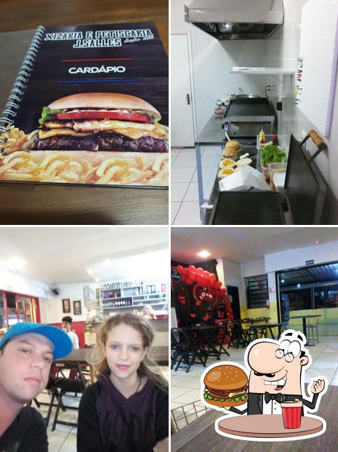 Experimente um hambúrguer no Xisaria e Petiscaria J.Salles