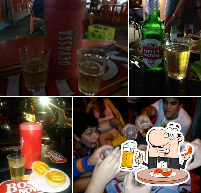 Desfute uma tulipa de cerveja leve ou escura