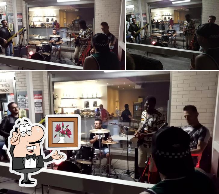 Dai un'occhiata agli interni di Bar Il Circuito