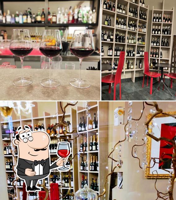 È gradevole godersi un bicchiere di vino a DEGUSTIBUS Ancona caffetteria • enoteca • degusteria