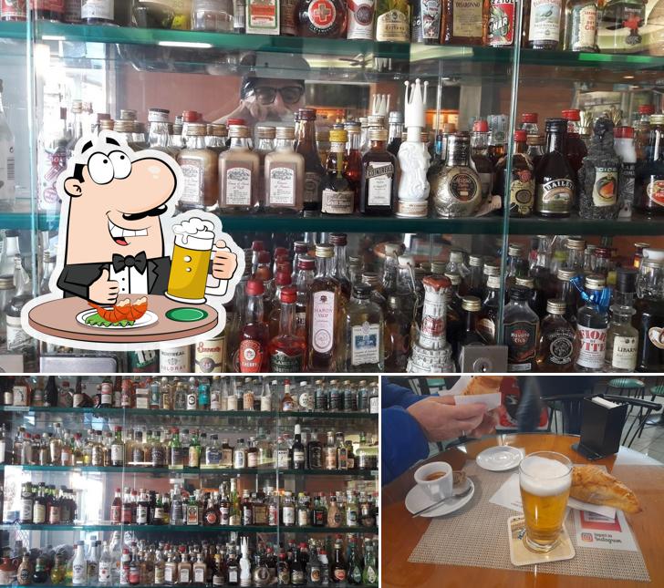 Puoi ordinare un rinfrescante bicchiere di birra chiara o scura