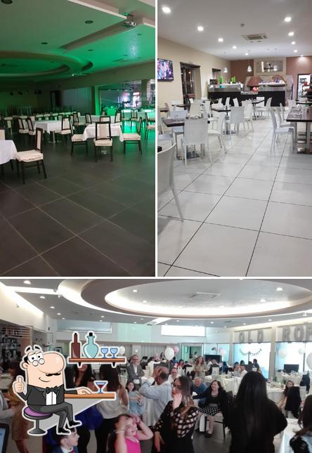 Siediti a un tavolo di Old Rope