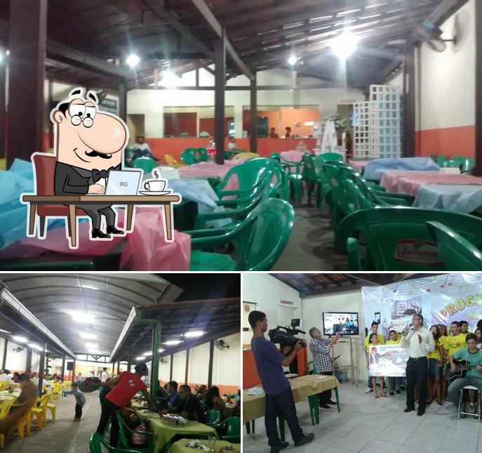 Sente em uma das mesas no Roma Pizzaria