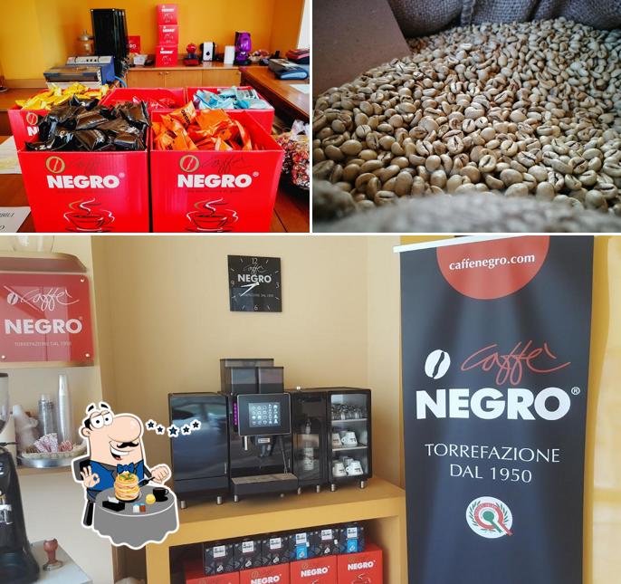 Tra le varie cose da Torrefazione Caffe' Negro si possono trovare la cibo e interni