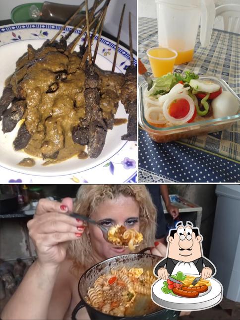 Entre diversos coisas, comida e bebida podem ser encontrados a Bar da Lora