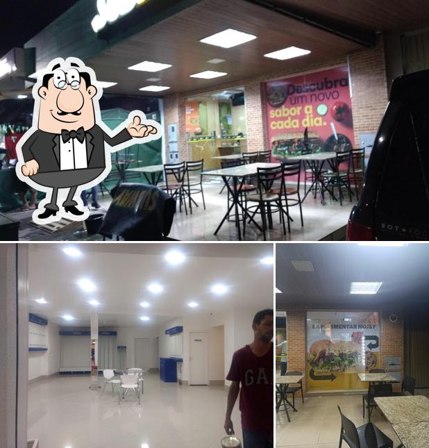 Sente em uma das mesas no Subway