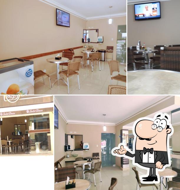 Sente em uma das mesas no Sodiê Doces