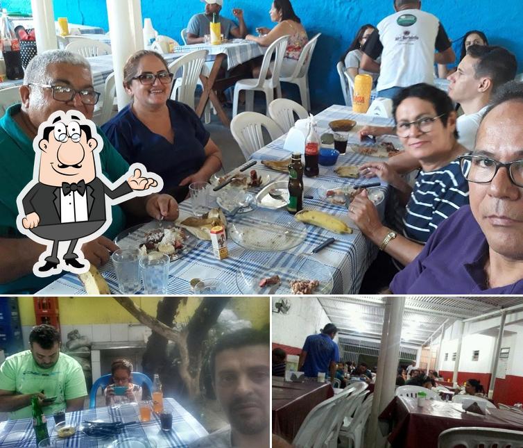 Sente em uma das mesas no Churrascaria Cabana Do Zé