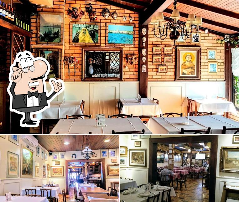 Sente em uma das mesas no Macarronada Italiana