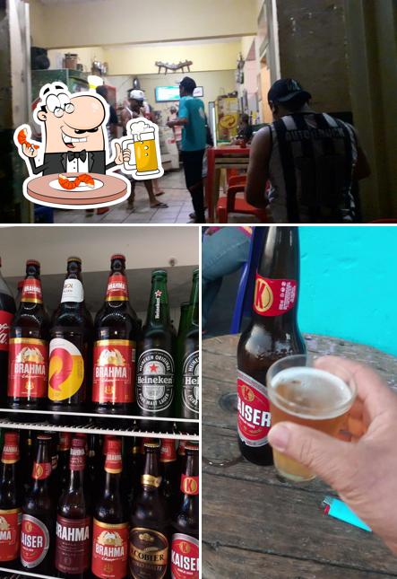 Desfute um copo de cerveja leve ou escura