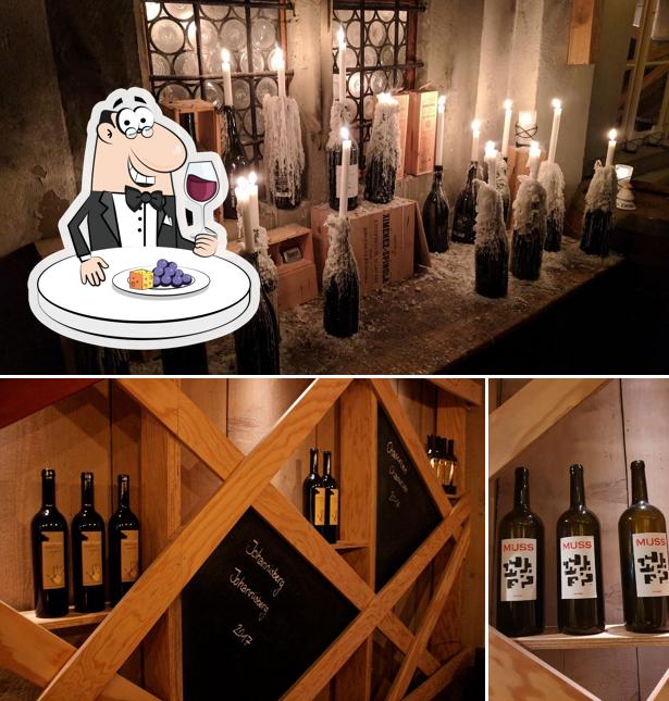 Ordina un bicchiere di vino a Invino Weinbar