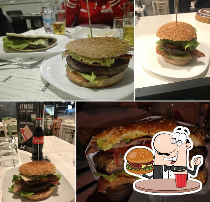 Ordina un hamburger a Piadineria La Piada di Via Giardini