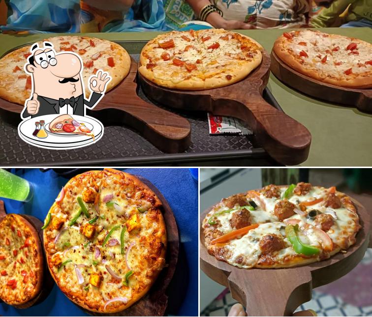 Order pizza at Cafe Mocha Madness By Helly & Chilly