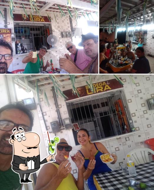 Desfrute de um drinque no BODEGA DO LIRA