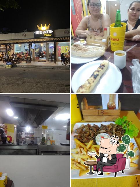 Sente em uma das mesas no Rei do Espeto - Boteco