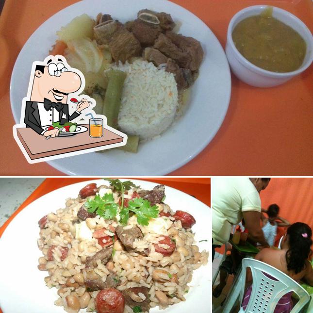 A comida e interior do restaurante