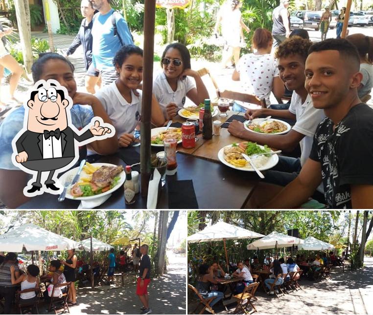 O interior do Mangata Resto Bar