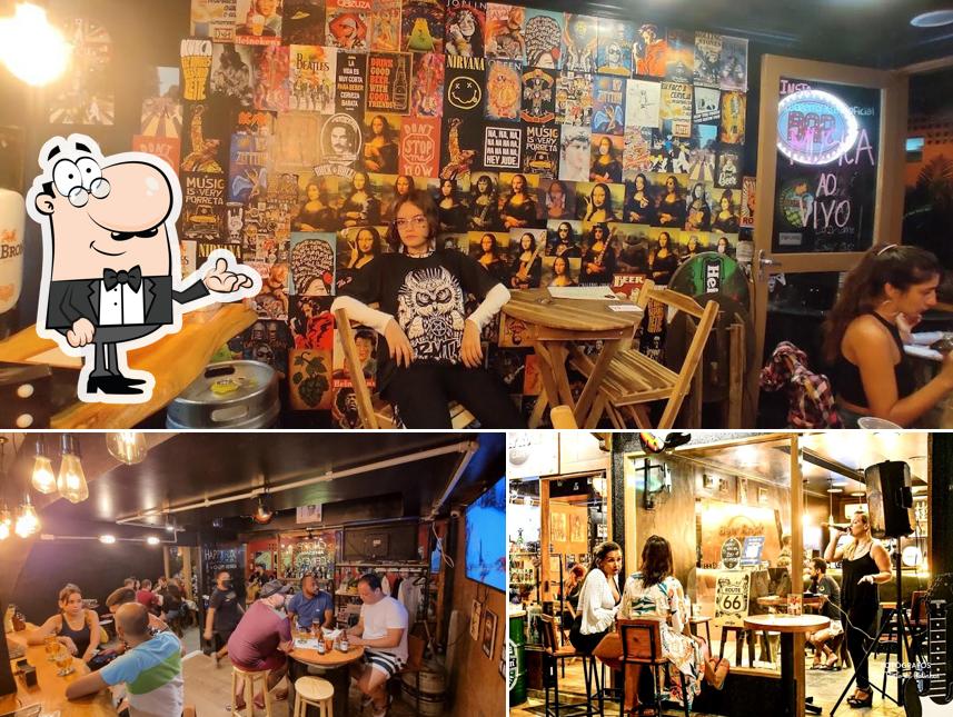 Sente em uma das mesas no Beer & Rock Pub