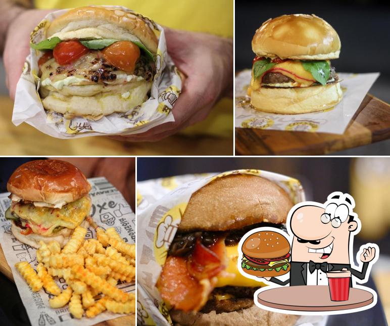 Peça um dos hambúrgueres disponíveis no Tá Rebocado! Costa Azul