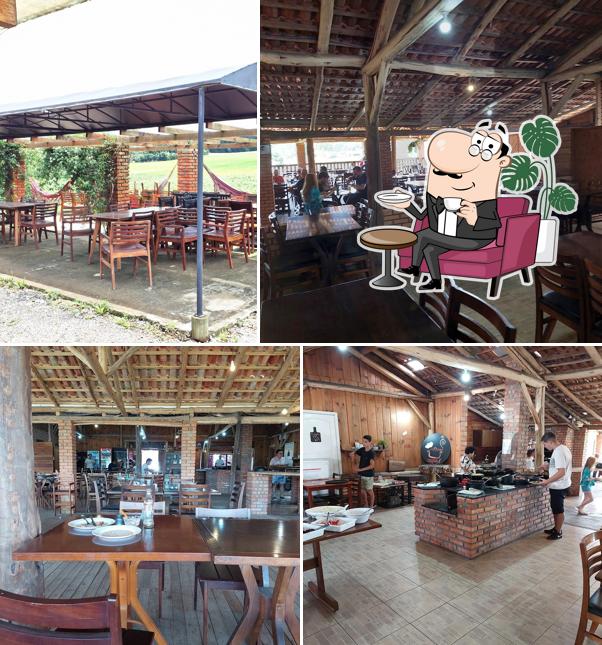 Sente em uma das mesas no RESTAURANTE CAÇAROLA -ROD. BR 116 KM 17- MAFRA/SC